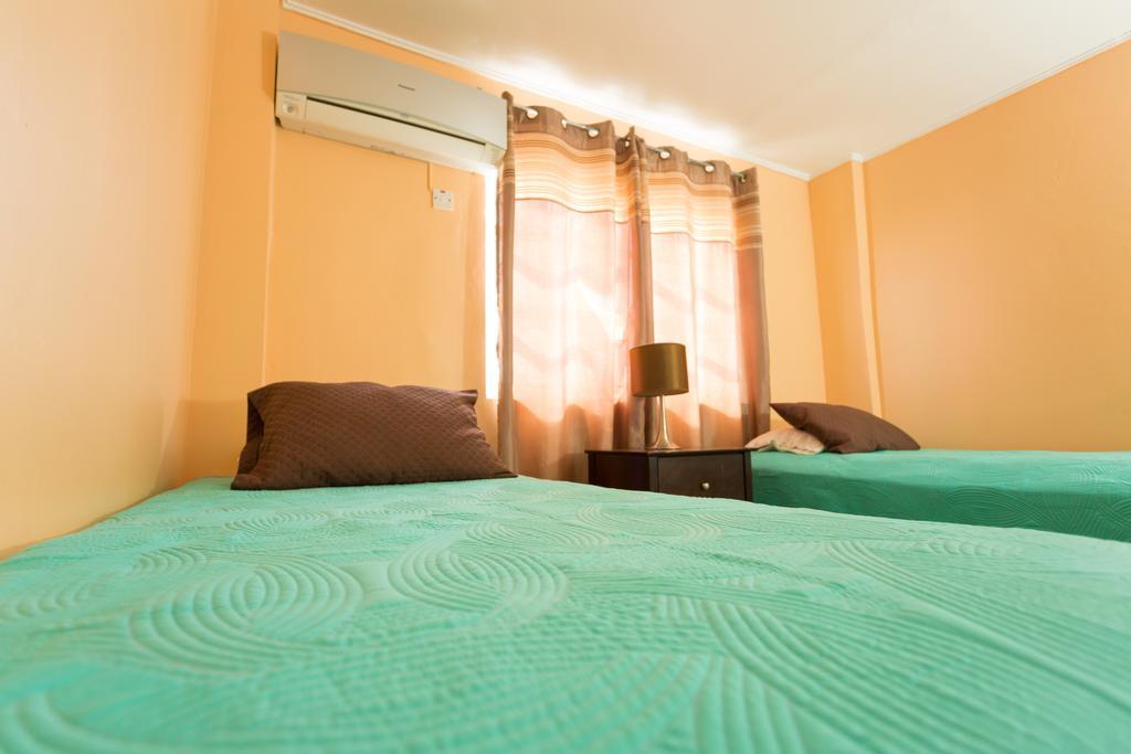 Cozy Accommodations - Dorchester City Line Кінгстон Екстер'єр фото